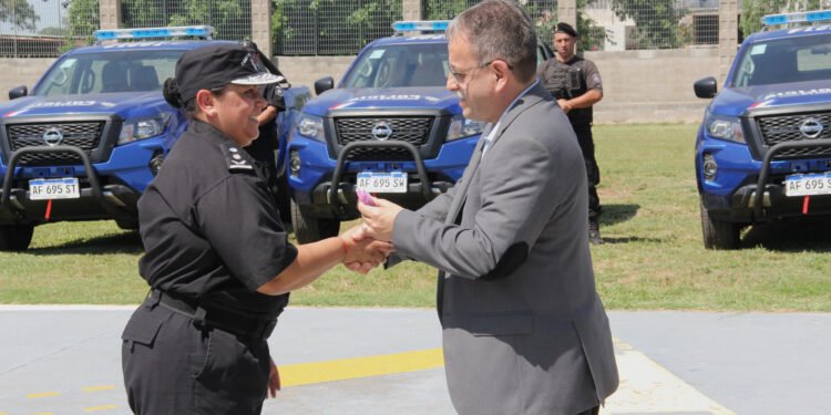 La provincia entregó 15 camionetas 4×4 y equipamiento para la policía