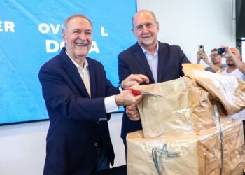 Perotti y Schiaretti encabezaron la apertura de ofertas para la ejecución del Bloque A del Acueducto Interprovincial