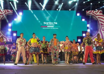 “Santa Fe en tu Corazón” deslumbró a pura cumbia al público de Cosquín