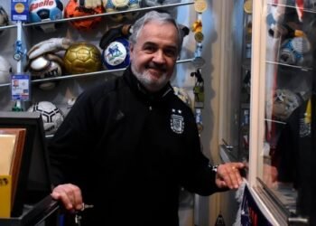 El museo que el ex árbitro Ángel Sánchez montó en su casa: de las camisetas de Román y Francescoli a la colección más curiosa