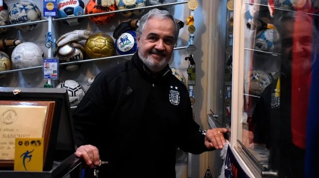 El museo que el ex árbitro Ángel Sánchez montó en su casa: de las camisetas de Román y Francescoli a la colección más curiosa