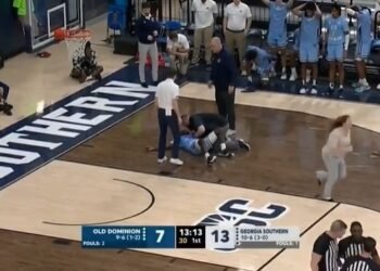 Conmoción en el baloncesto universitario tras el colapso de un jugador durante un partido: “Fue el día más aterrador de mi vida”