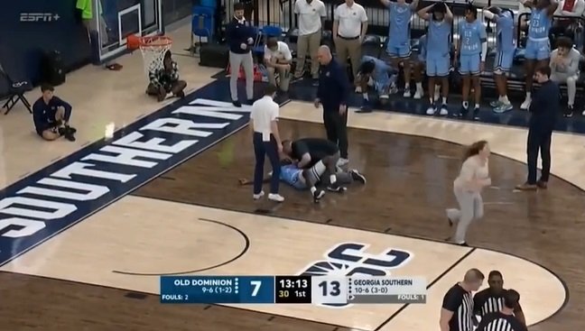 Conmoción en el baloncesto universitario tras el colapso de un jugador durante un partido: “Fue el día más aterrador de mi vida”