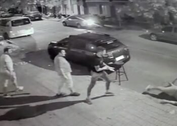 Agresión en un bar local: Sostienen que la víctima había protagonizado disturbios en el interior.