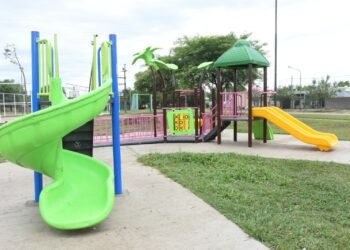 Renovaron juegos infantiles en la plaza del 2 de Abril