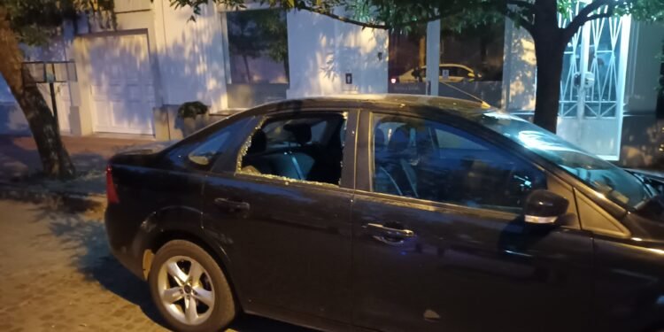 Vandalismo en el 9 de Julio, con autos y propiedades dañadas