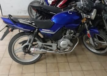 Fue a la cancha en moto ajena: terminó «a pata» y entre rejas