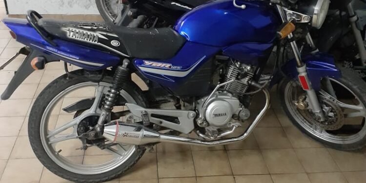 Fue a la cancha en moto ajena: terminó «a pata» y entre rejas