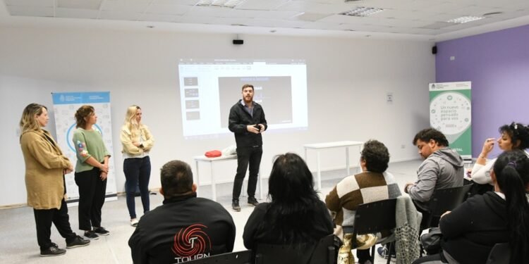 El Municipio continúa capacitando a personas que se dedican al cuidado de adultos mayores