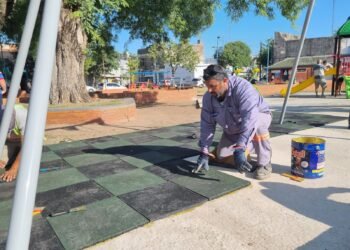 Colocación de pisos antigolpes en Parque Malvinas Argentinas