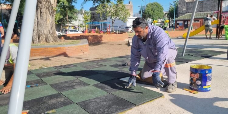 Colocación de pisos antigolpes en Parque Malvinas Argentinas
