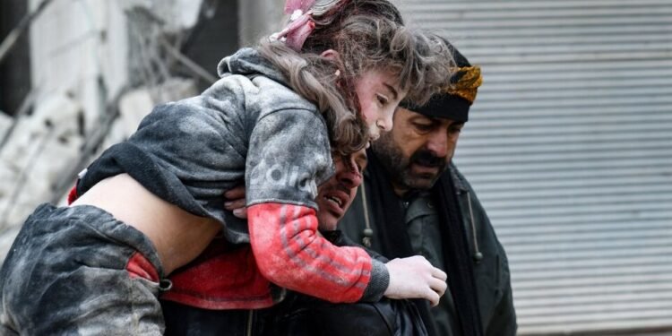 Suman más de 3 mil los muertos por el terremoto en Turquía