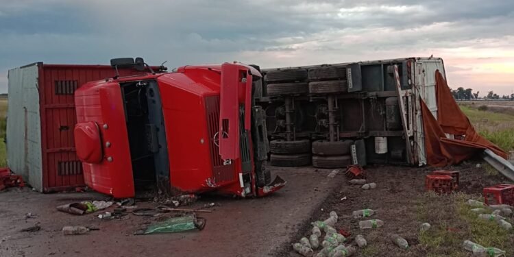 Ruta 34: Corte total por el vuelco de un camión