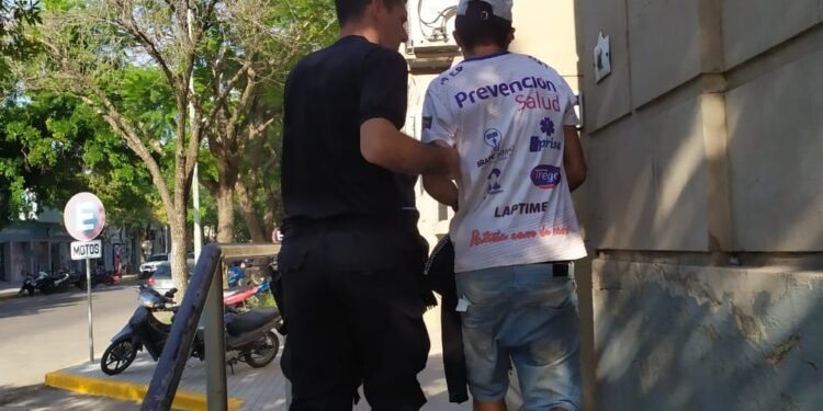 Tensa situación se vivió por un hombre en crisis nerviosa