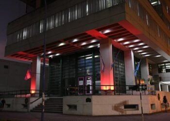 El Palacio Municipal se ilumina de rojo en el Día Mundial de las Cardiopatías Congénitas