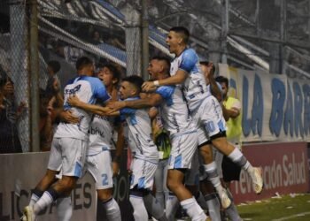 Atlético empezó con goleada y fiesta en el Monumental