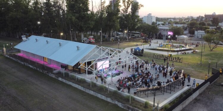 Perotti y Castellano inauguraron el Centro Recreativo Metropolitano