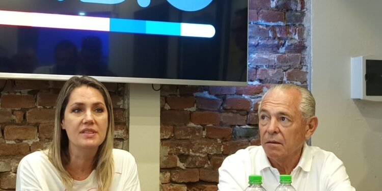 Sin confirmaciones, Losada pasó por Rafaela probándose el traje de candidata