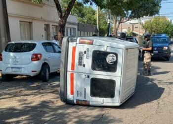 Choque y vuelco en plena tarde en barrio Alberdi