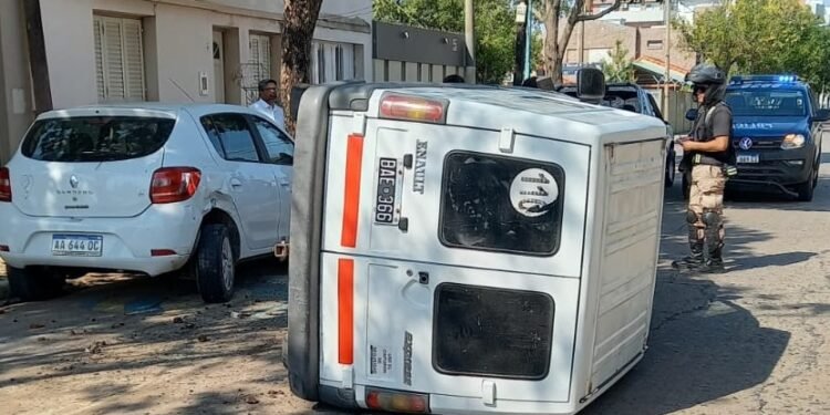 Choque y vuelco en plena tarde en barrio Alberdi