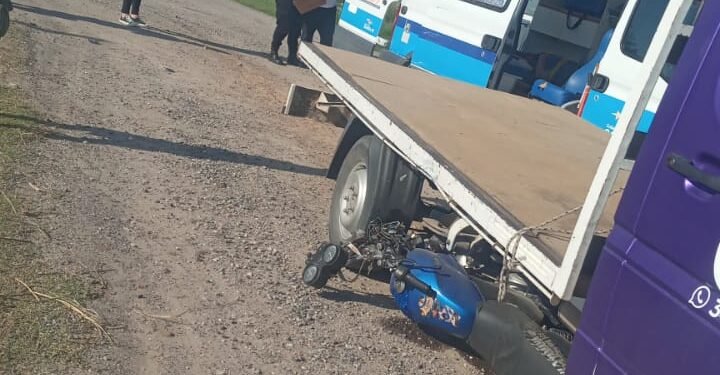 Un pequeño camión terminó arriba de una moto