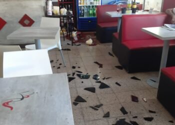 Una mujer exaltada provocó destrozos en un resto bar