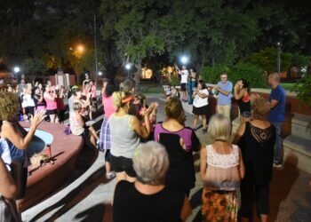 Dictan clases de zumba en el Villa Rosas