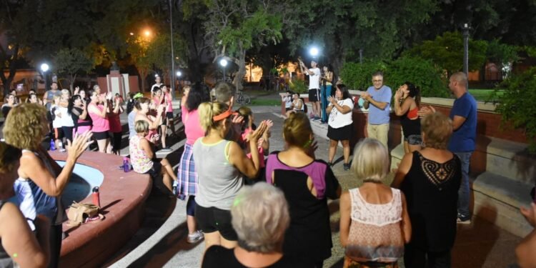 Dictan clases de zumba en el Villa Rosas