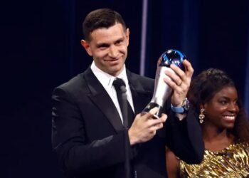 “Va a ser uno de los mejores arqueros de la historia”: el increíble presagio de una leyenda del fútbol en un difícil momento de Dibu Martínez