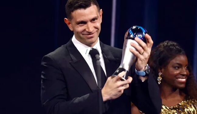 “Va a ser uno de los mejores arqueros de la historia”: el increíble presagio de una leyenda del fútbol en un difícil momento de Dibu Martínez