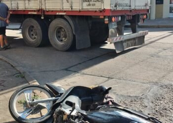 Motociclista lesionado tras chocar contra un camión