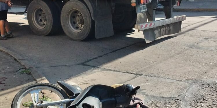 Motociclista lesionado tras chocar contra un camión