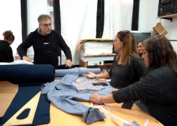 El Intendente visitó uno de los talleres de la cooperativa Oreja de Negra