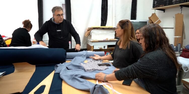 El Intendente visitó uno de los talleres de la cooperativa Oreja de Negra