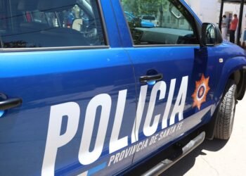Amenazó a los policías con cortarse el cuello si no se iban