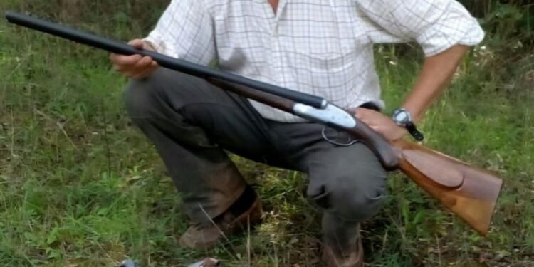 Horror en la región: murió delante de su hijito e investigan escopetazo accidental