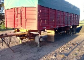 Pérdidas millonarias en la región: le robaron todas las ruedas del acoplado de su camión