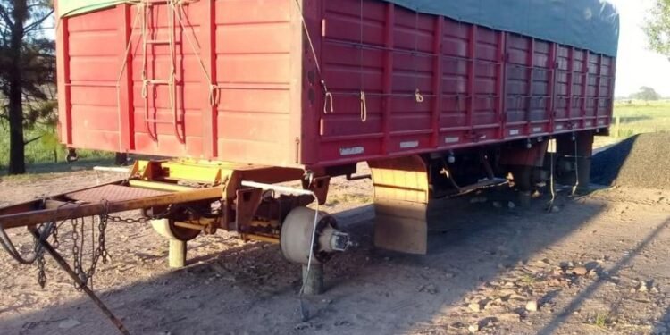 Pérdidas millonarias en la región: le robaron todas las ruedas del acoplado de su camión