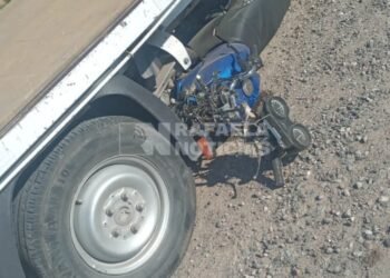Fuerte accidente: Motociclista terminó debajo de un camión