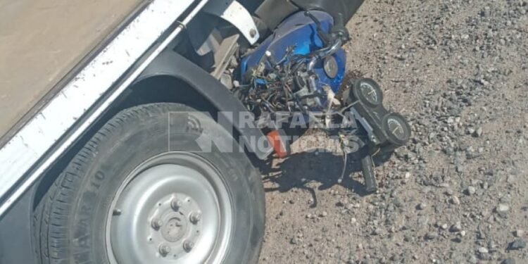 Fuerte accidente: Motociclista terminó debajo de un camión