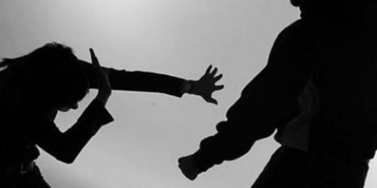 Terminó descompensada y con fracturas producto de una tremenda golpiza