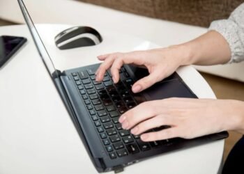 Paso a paso, cómo pedir el reintegro del 35% por la compra de dólares y gastos con tarjeta hechos en 2022