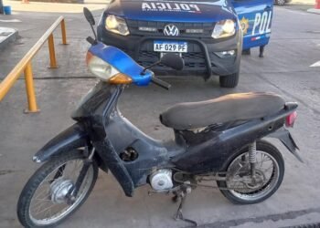 Moto sin dueño en una estación de servicio