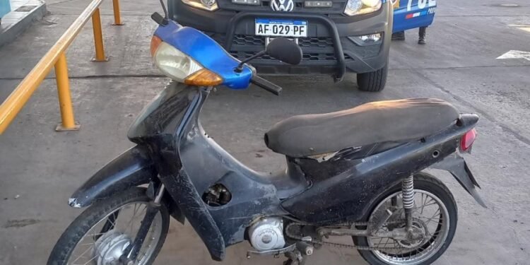 Moto sin dueño en una estación de servicio