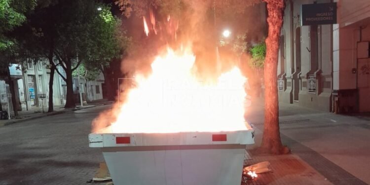 Vandalismo en la ciudad: Jóvenes incendiaron un contenedor