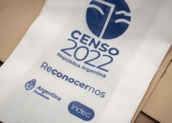¿Cuáles son las provincias más pobladas y menos pobladas de la Argentina y qué puesto ocupa Santa Fe?