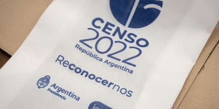 ¿Cuáles son las provincias más pobladas y menos pobladas de la Argentina y qué puesto ocupa Santa Fe?