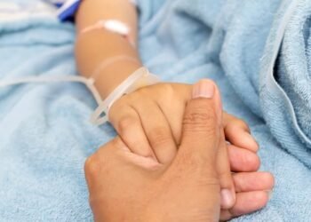 El Gobierno reglamentó una ley que garantiza el tratamiento de menores con cáncer