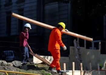 La mitad de los trabajadores formales gana salarios por debajo de la línea de pobreza