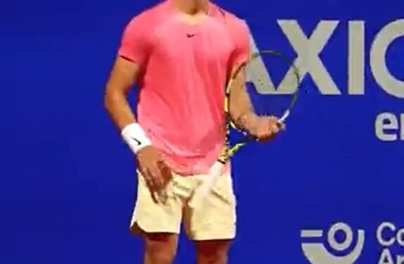 Malabares y lujos ante la mirada de Gaby Sabatini: las perlitas del triunfo de Carlos Alcaraz en su debut en el Argentina Open